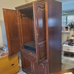 Entertainment center